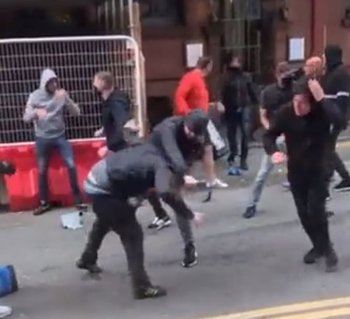 Violencia al fútbol en Inglaterra en la previa de un partido entre Manchester United y Leeds United el año pasado.