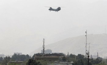Un helicóptero militar de EE.UU. sobrevuela Kabul durante la evacuación de personal, 15 de agosto de 2021.
