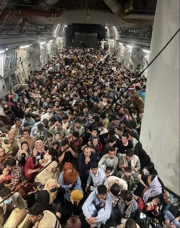 Unos 640 pasajeros partieron en el avión militar