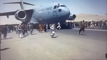 Cientos de afganos corren alrededor de un avión de la Fuerza Aérea de Estados Unidos en el aeropuerto de Kabul. Captura de video.