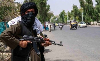 Un miliciano del Talibán vigila una calle en Kandahar