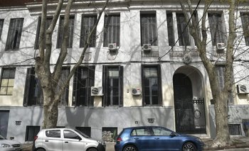 La fachada de los Institutos Normales "María Stagnero de Munar y Joaquín R. Sánchez" de Montevideo este viernes, ya sin las pintadas de las estudiantes