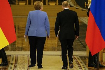 A la izquierda, Angela Merkel; a la derecha, Vladimir Putin