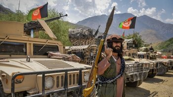 Armados y con carros militares, combatientes del valle de Panjshir defienden su territorio.