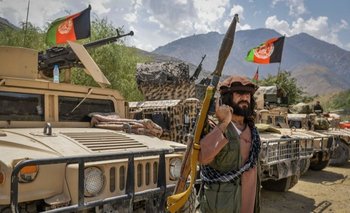 Armados y con carros militares, combatientes del valle de Panjshir defienden su territorio.