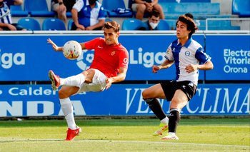 Pelistri presionando a un defensor en un Mallorca-Alavés