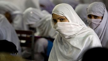 Las mujeres también han sido obligadas a permanecer en matrimonios abusivos y azotadas por desafiar a la sharía al usar pantalones.