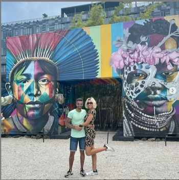 La comunicadora junto a su novio en el Wynwood Walls & Art District, Miami