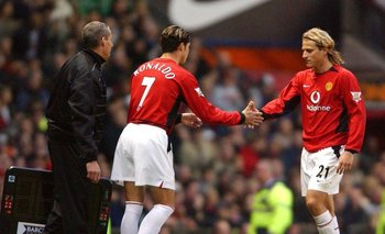 Cristiano Ronaldo y Diego Forlán cuando eran compañeros en Manchester United