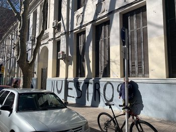 El mensaje que apareció este lunes en la fachada de los Institutos Normales de Montevideo fue "Los muros fueron, son y serán nuestros"