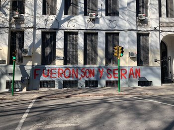El mensaje que apareció este lunes en la fachada de los Institutos Normales de Montevideo fue "Los muros fueron, son y serán nuestros"