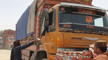 La recaudación de impuestos ilegales para permitir el paso de mercancías genera millones en Afganistán