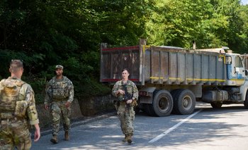 Kosovo bloqueó las carreteras en la línea divisoria con Serbia y se cerraron las fronteras