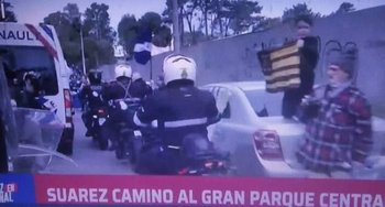 La imagen del niño con la bandera de Peñarol en la vuelta de Luis Suárez a Nacional