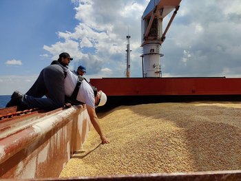 El buque de carga Razoni lleva bandera de Sierra Leona y fue cargado con casi 27.000 toneladas de maíz