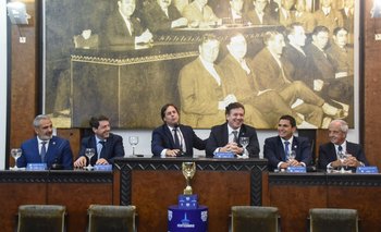 En la misma mesa en la que se reunió por primera la Conmebol, se desarrolló en agosto pasado en el Estadio Centenario, el encuentro de Uruguay, Argentina, Chile y Paraguay con el presidente Luis Lacalle Pou para oficializar la candidatura para el Mundial 2030