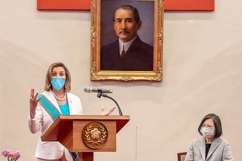 Nancy Pelosi da un discurso al lado de Tsai Ing-Wen, presidenta de Taiwán