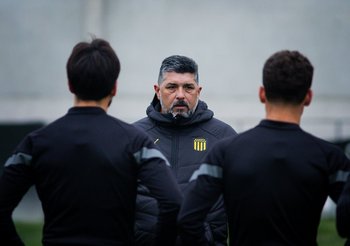 Leonardo Ramos dirigió su primera práctica en Los Aromos en su regreso a Peñarol