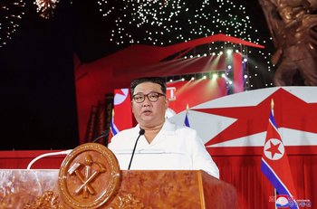El líder de Corea del Norte, Kim Jong Un, da un discurso en Pyongyang por el aniversario 69º de la victoria en la Guerra de Corea