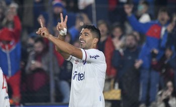 Luis Suárez celebra su primer gol para Nacional en su regreso al club