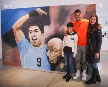 El mural y Luis junto a familiares de Ferreira