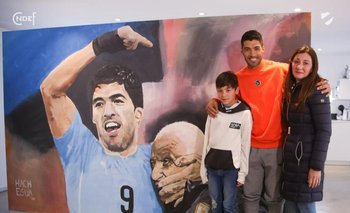 El mural y Luis junto a familiares de Ferreira