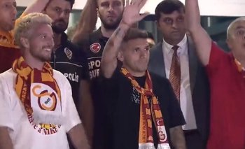 Lucas Torreira y Dries Mertens en su llegada al aeropuerto de Estambul para defender a Galatasaray
