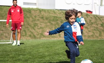El pequeño Lautaro Suárez ya entrenó en Los Céspedes luego del plantel de Nacional, bajo la mirada y la sonrisa de su papá, Luis Súarez