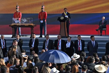 El nuevo presidente de Colombia, Gustavo Petro, da un discurso durante su asunción este domingo