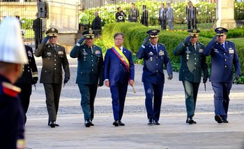 Gustavo Petro, quien asumió como presidente de Colombia, junto a autoridades militares