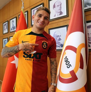 Torreira ya luce su nueva camiseta, la de Galatasaray de Turquía