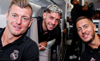 Valverde junto a Kroos y Hazard en un vuelo del club