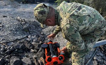Un miembro del Sistema Nacional de Protección Civil mexicano instala una cámara en la mina donde 10 mineros fueron atrapados