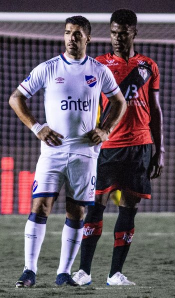 Bromas de Atlético Goianiense a Luis Suárez