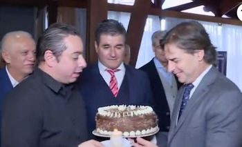 El presidente fue recibido con una torta para festejar su cumpleaños