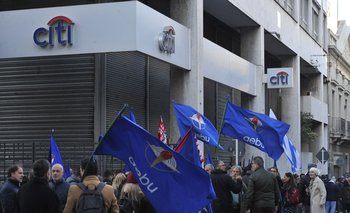 Movilización de trabajadores bancarios de AEBU (foto archivo)