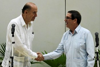 Los cancilleres de Colombia, Álvaro Leyva, y de Cuba, Bruno Rodríguez, acordaron retomar el diálogo con el ELN