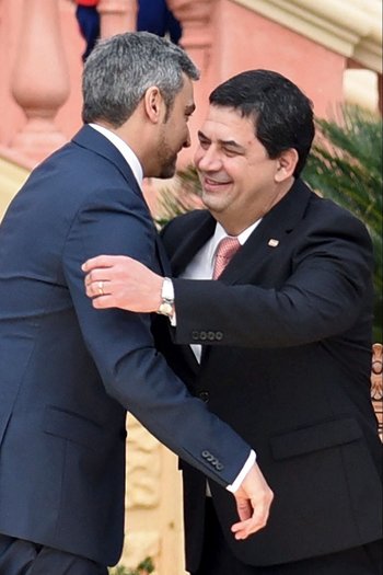 El presidente paraguayo Mario Abdo Benítez (izquierda) junto al vicepresidente Hugo Velázquez (derecha), quien anunció su renuncia tras ser acusado de "corrupto"