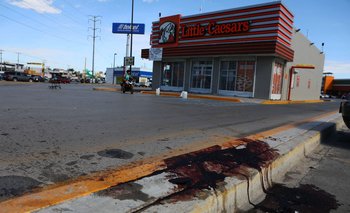 Manchas de sangre en el piso luego del asesinato de cuatro trabajadores de una estación de radio y dos empleados de un restaurante