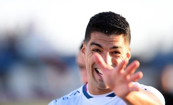 Luis Suárez cuando jugó en Belvedere, saludando a su hijo 