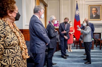 La presidenta de Taiwán, Tsai Ing-wen (derecha), da la bienvenida a los legisladores estadounidenses