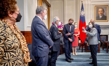 La presidenta de Taiwán, Tsai Ing-wen (derecha), da la bienvenida a los legisladores estadounidenses