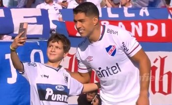 La selfie de Luis Suárez con un niño de Liverpool que el delantero hizo repetir
