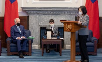 La presidenta de Taiwán, Tsai Ing-wen (derecha), dialoga con el senador estadounidense Ed Markey (izquierda)