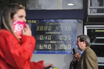 En la semana el dólar bajó 0,4% frente al peso uruguayo. 