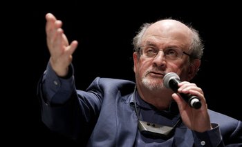 En agosto, Rushdie, de 75 años, fue apuñalado varias veces en el cuello y el abdomen antes de dar una charla en el estado de Nueva York