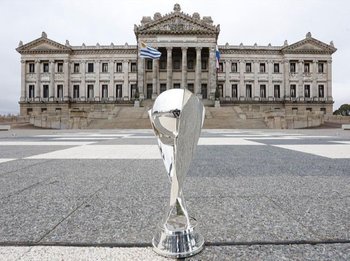 El trofeo que se pone en juego este domingo entre Peñarol y Benfica por la Copa Intercontinental sub 20