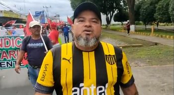 El sindicalista panameño con la camiseta de Peñarol