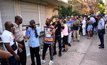 Una fila de cubanos espera para cambiar dinero