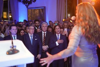 El prosecretario Rodrigo Ferrés, el embajador Pájaro Enciso, el canciller Francisco Bustillo y el presidente, Luis Lacalle Pou, entonan el himno uruguayo